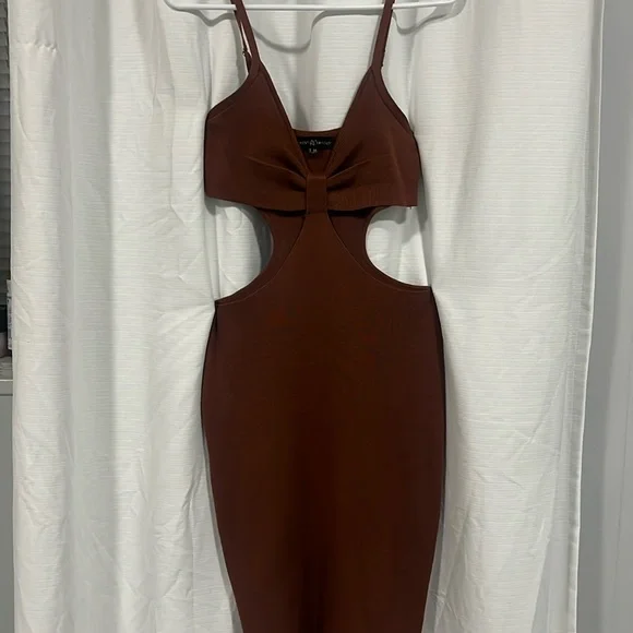 Elegant Brown Cut-Out Dress - Picture 4 of 5
